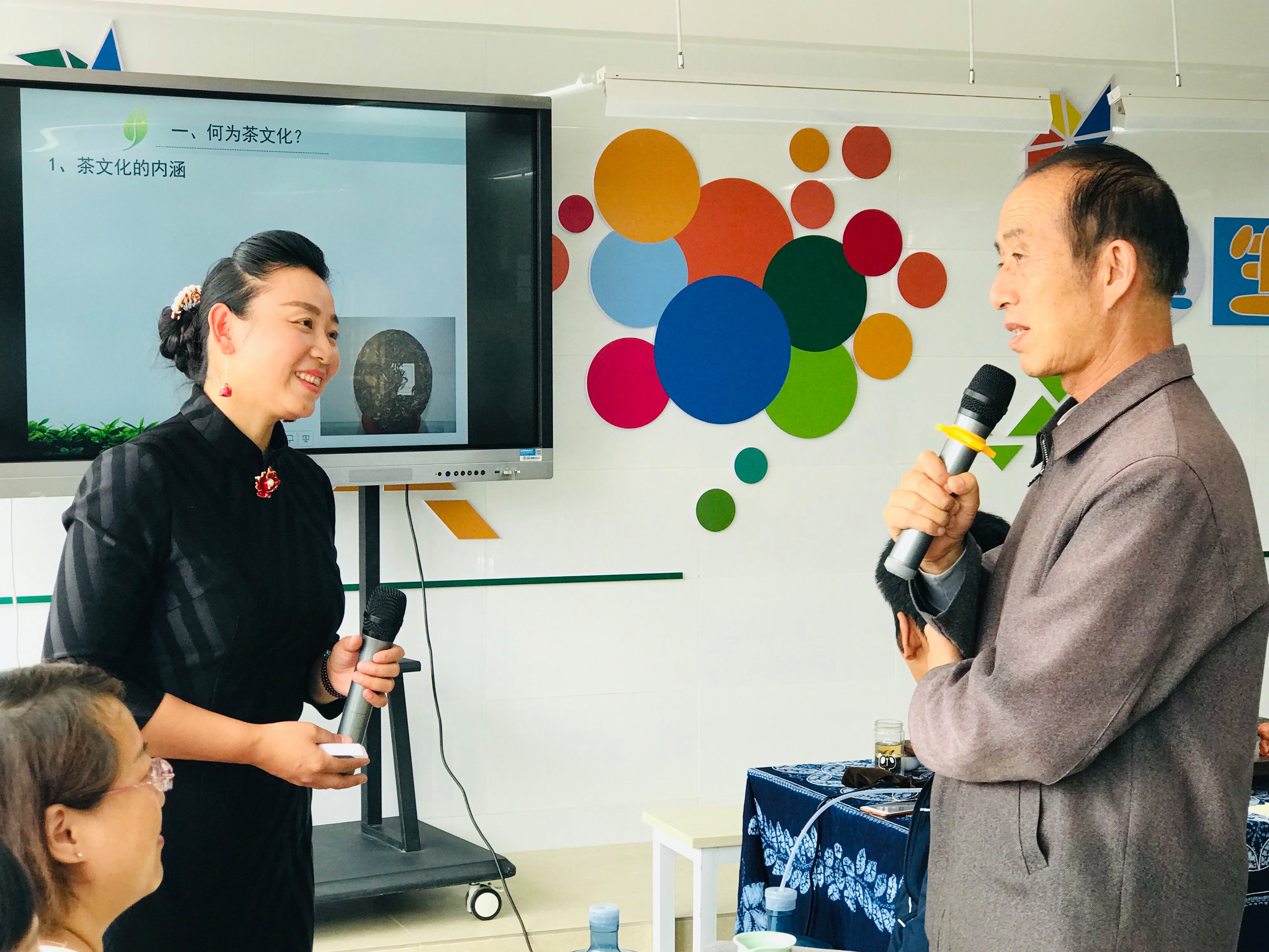 兰姨捂着嘴怕发出声音吵到,文化活动推荐，丰富业余生活，提升文化素养！